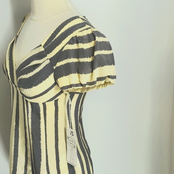 Nanette Lepore grey/ivory striped silk short-sleeve blouse-sz 0 - Picture 3 of 5